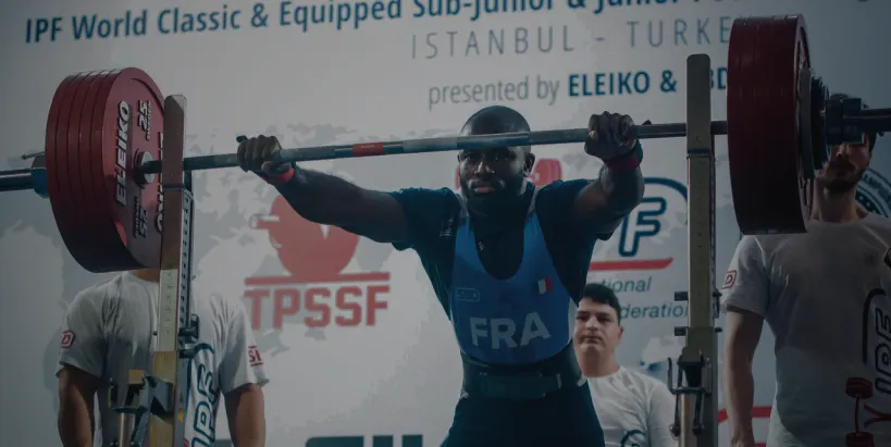 Rico au squat avec le maillot de l'équipe de France